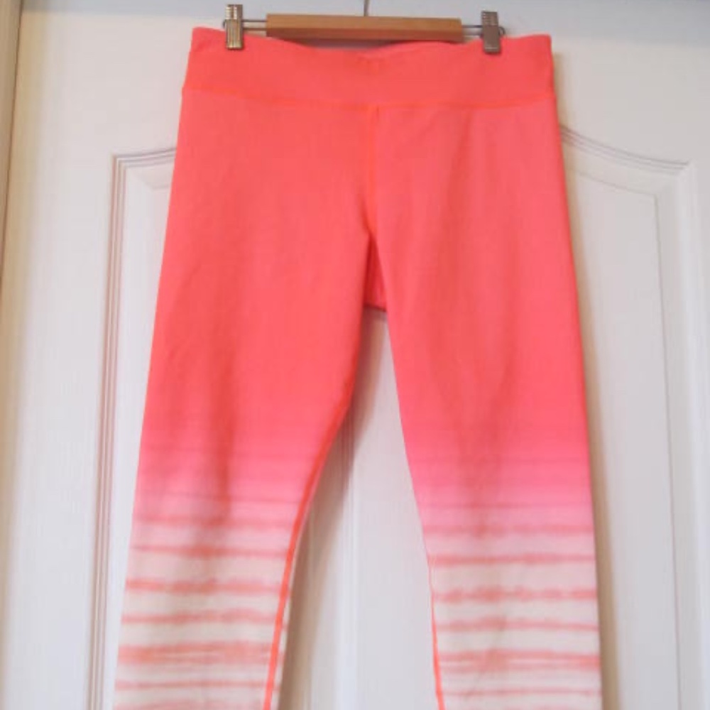 Under Armour Crop Yoga Pant Size Medium